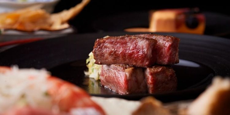 黒毛和牛フィレステーキと特上握り寿司の付いた贅沢プラン